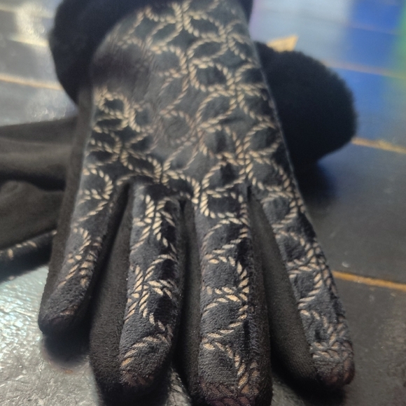 Echo Elegant Black and Gold Patterned Gloves - Picture 2 of 12